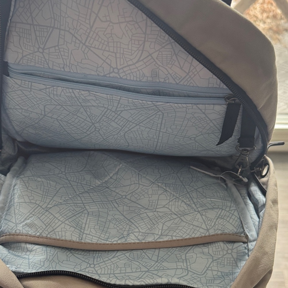 Travelon Backpack with anti-theft features - Picture 4 of 6